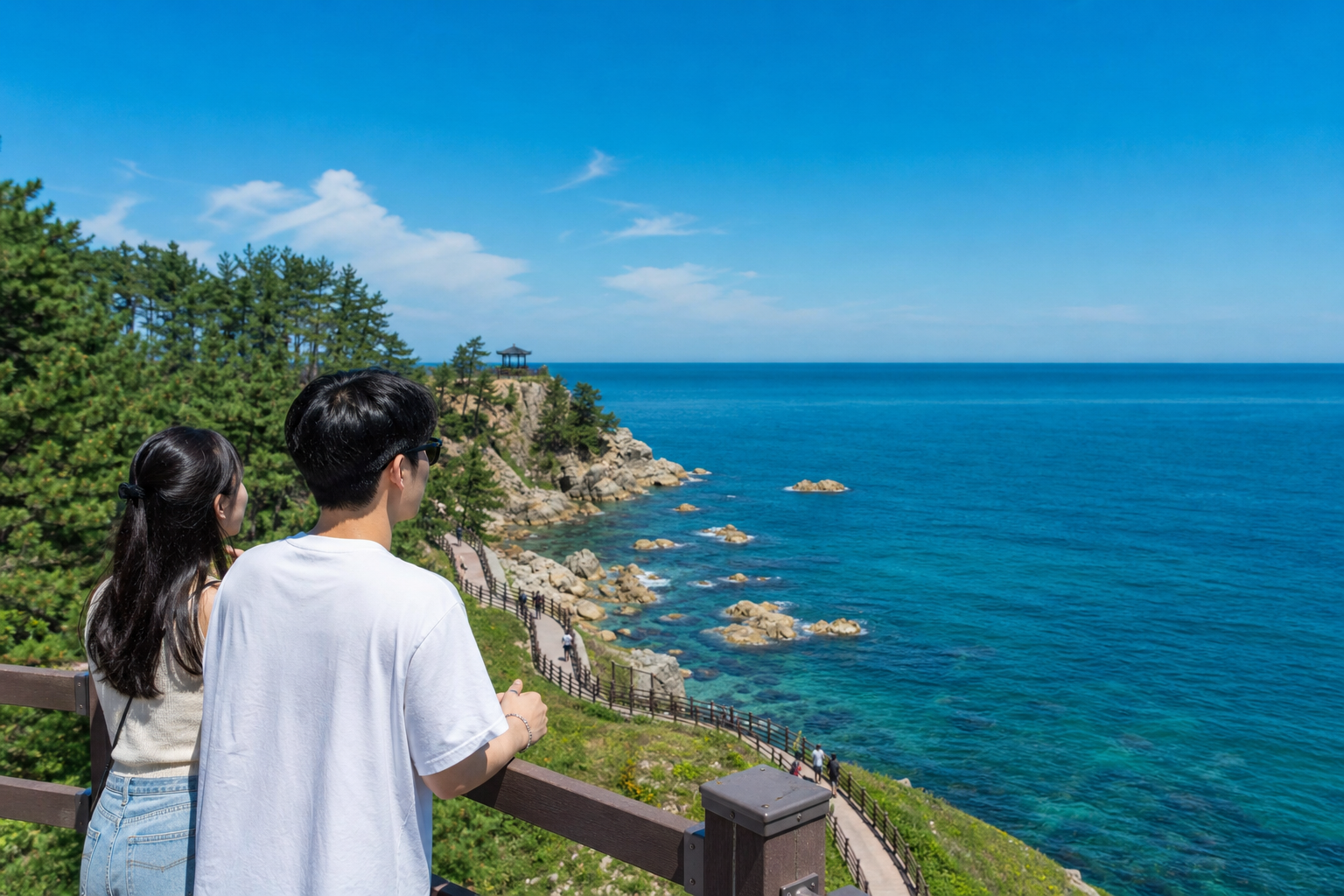 하조대 전망대와 동해 바다를 바라보는 양양 여행 풍경