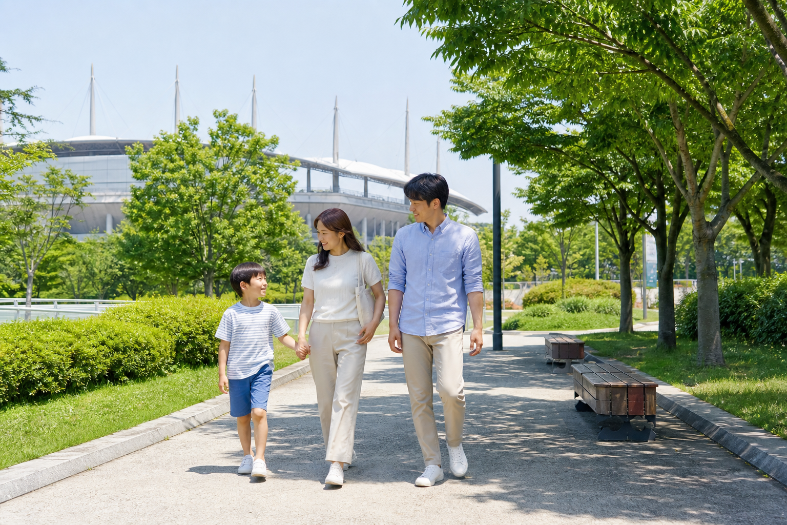 아시아경기대회장 인근 공원 산책로에서 가족이 걷는 여행 장면