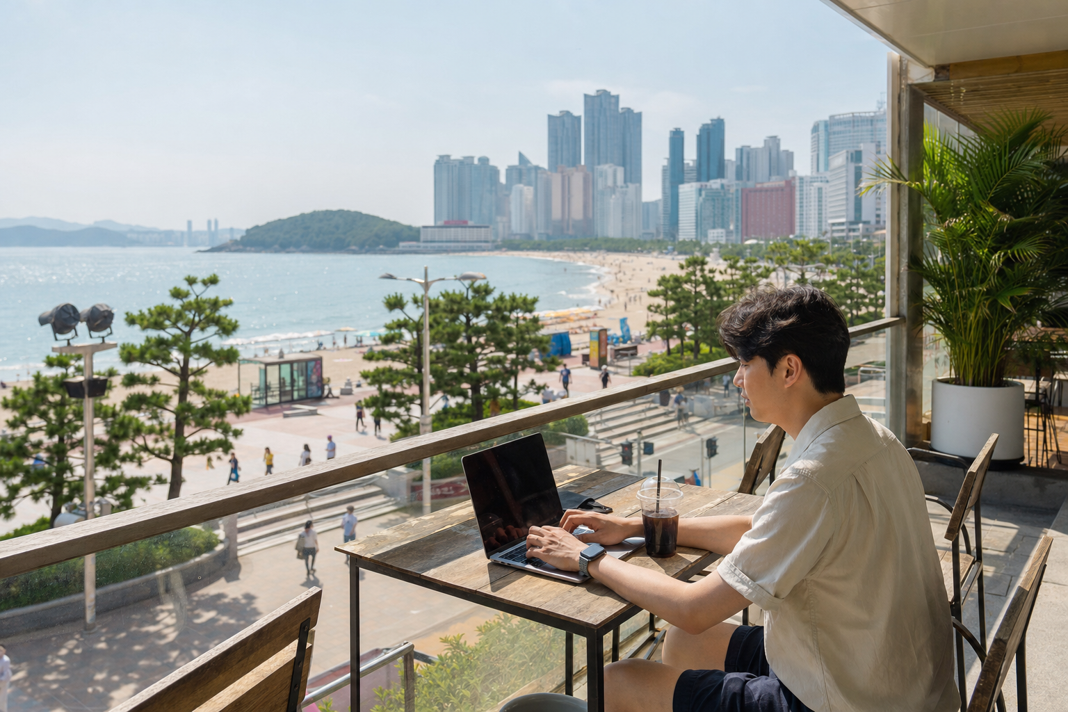 해운대 바다를 바라보며 노트북으로 일하는 부산 워케이션 풍경