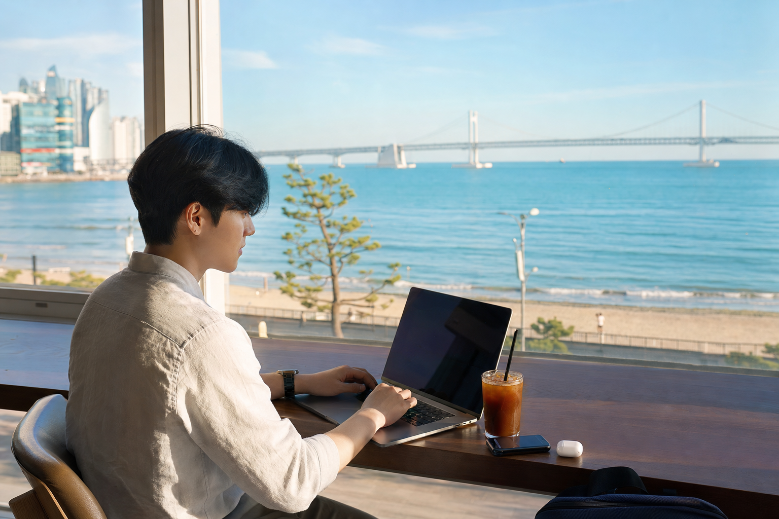 광안리 바다를 보며 노트북으로 일하는 부산 워케이션 분위기