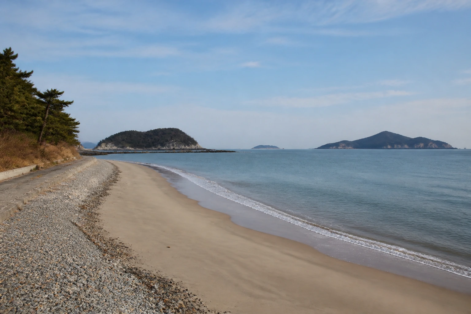 백령도 사곶해변과 콩돌해안 느낌의 넓은 해변과 잔잔한 해안 산책 풍경