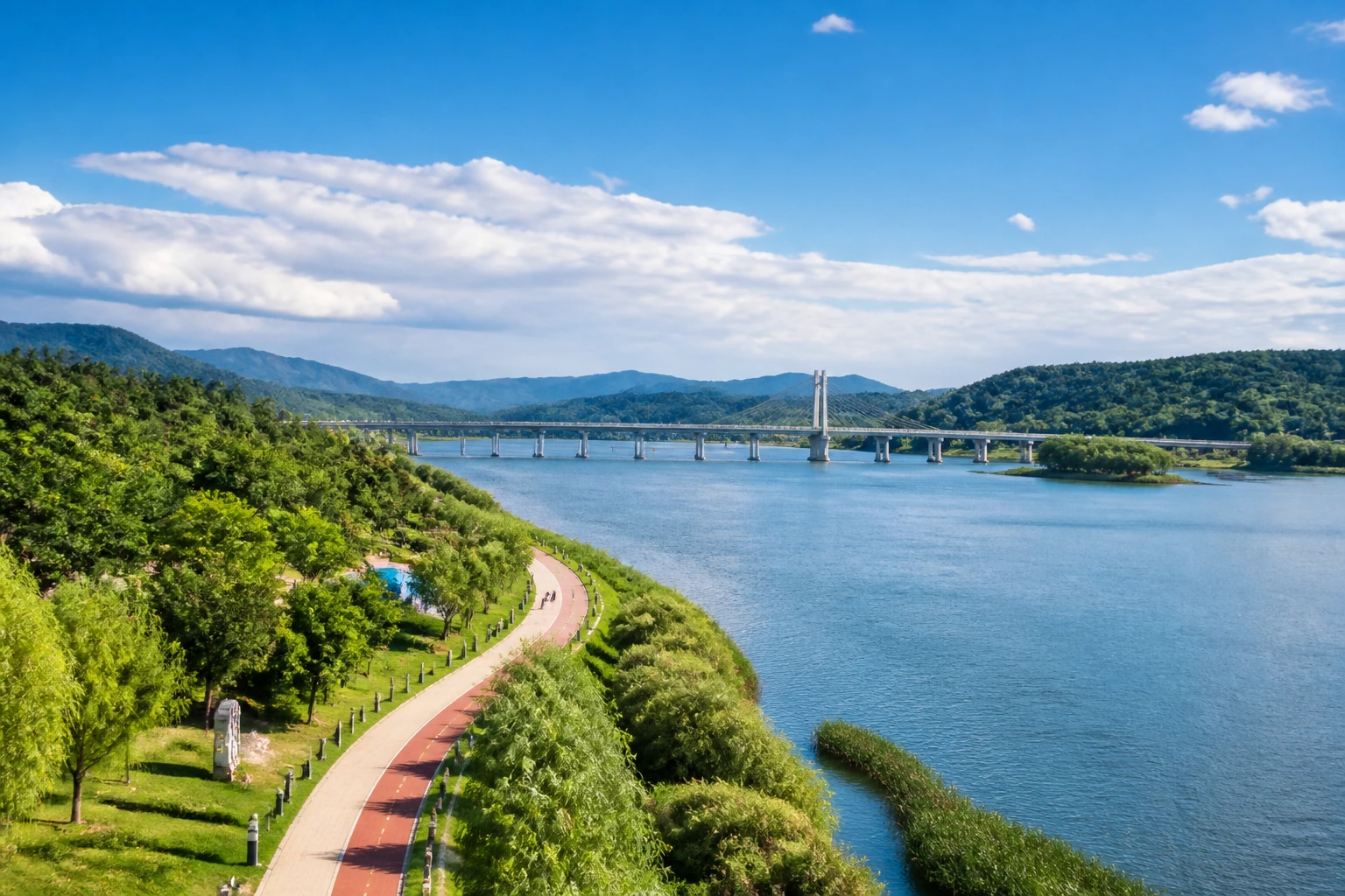 경천섬과 상주보 일대를 연상시키는 상주 강변 산책로와 넓은 수변 경관