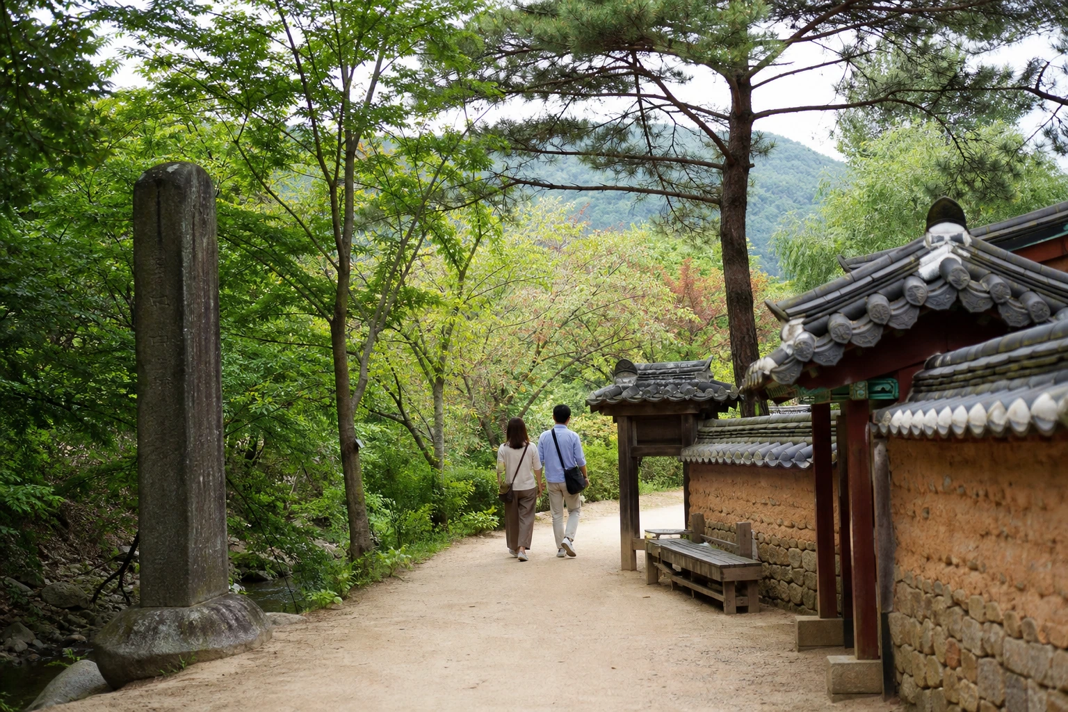 선비의 숨결이 느껴지는 장성 여행 산책 코스를 표현한 전통 요소가 있는 조용한 숲길과 걷는 여행자 이미지