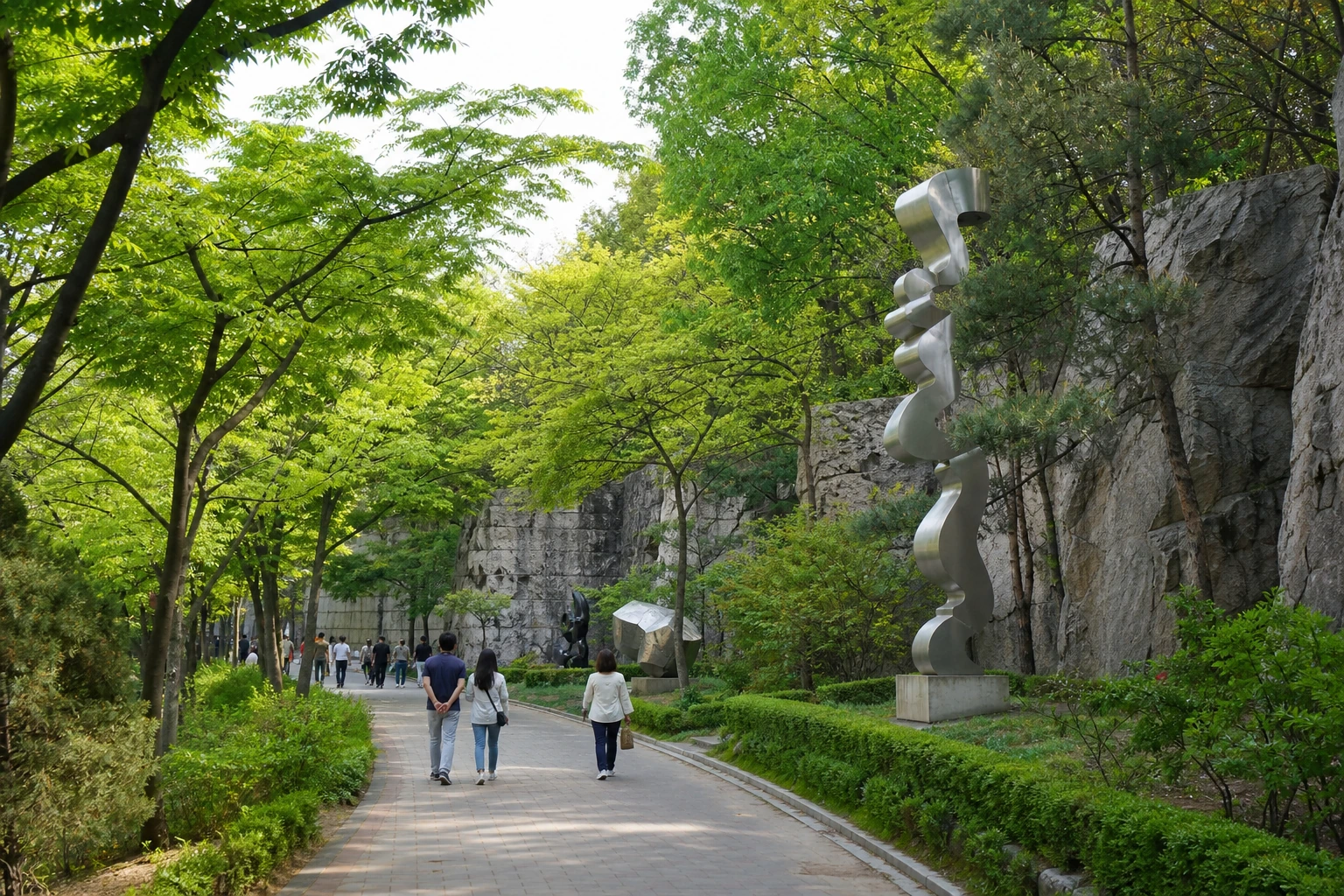 안양예술공원 산책로와 예술 조형물이 함께 보이는 반나절 산책 장면