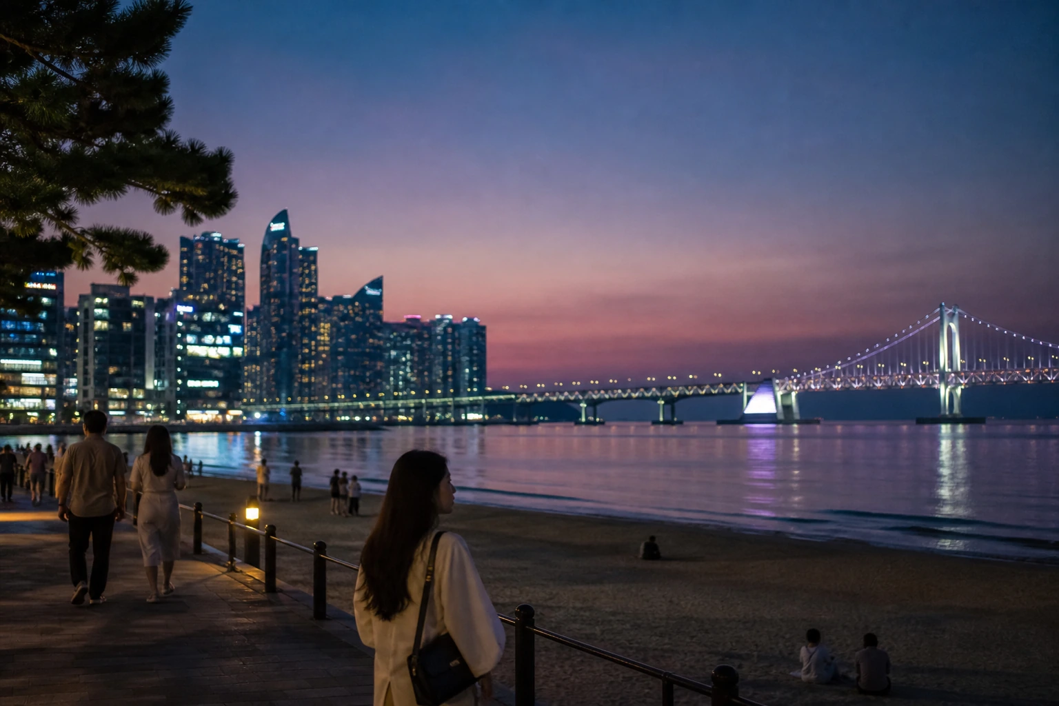 광안리 해변 산책로에서 노을과 광안대교 야경을 함께 즐기는 부산 저녁 코스 풍경
