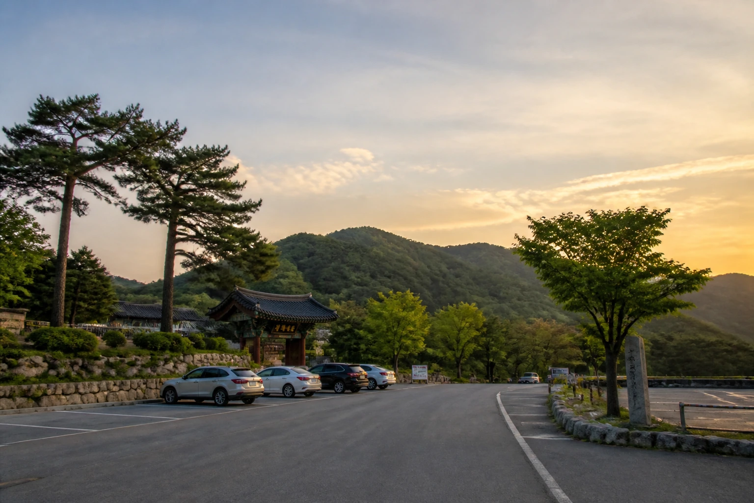 영광 사찰 입구 근처 방문객 주차장과 노을빛 산책길이 어우러진 조용한 여행 포인트