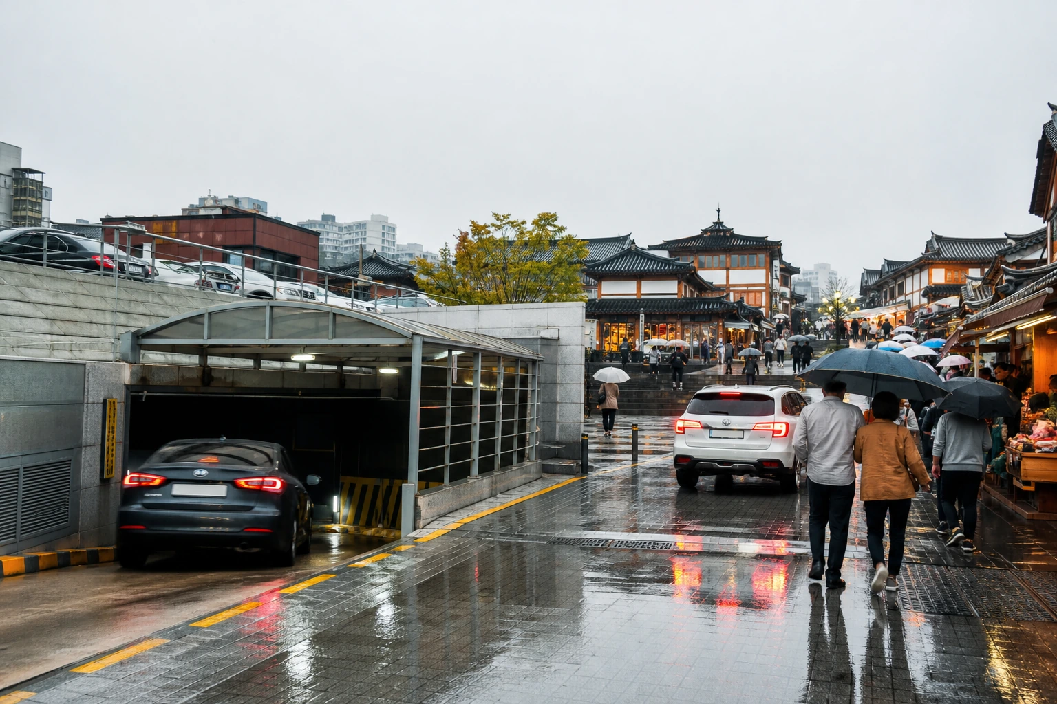 광명시장 주변 공영주차장과 시장 진입 동선을 보여주는 비 오는 날의 접근 장면