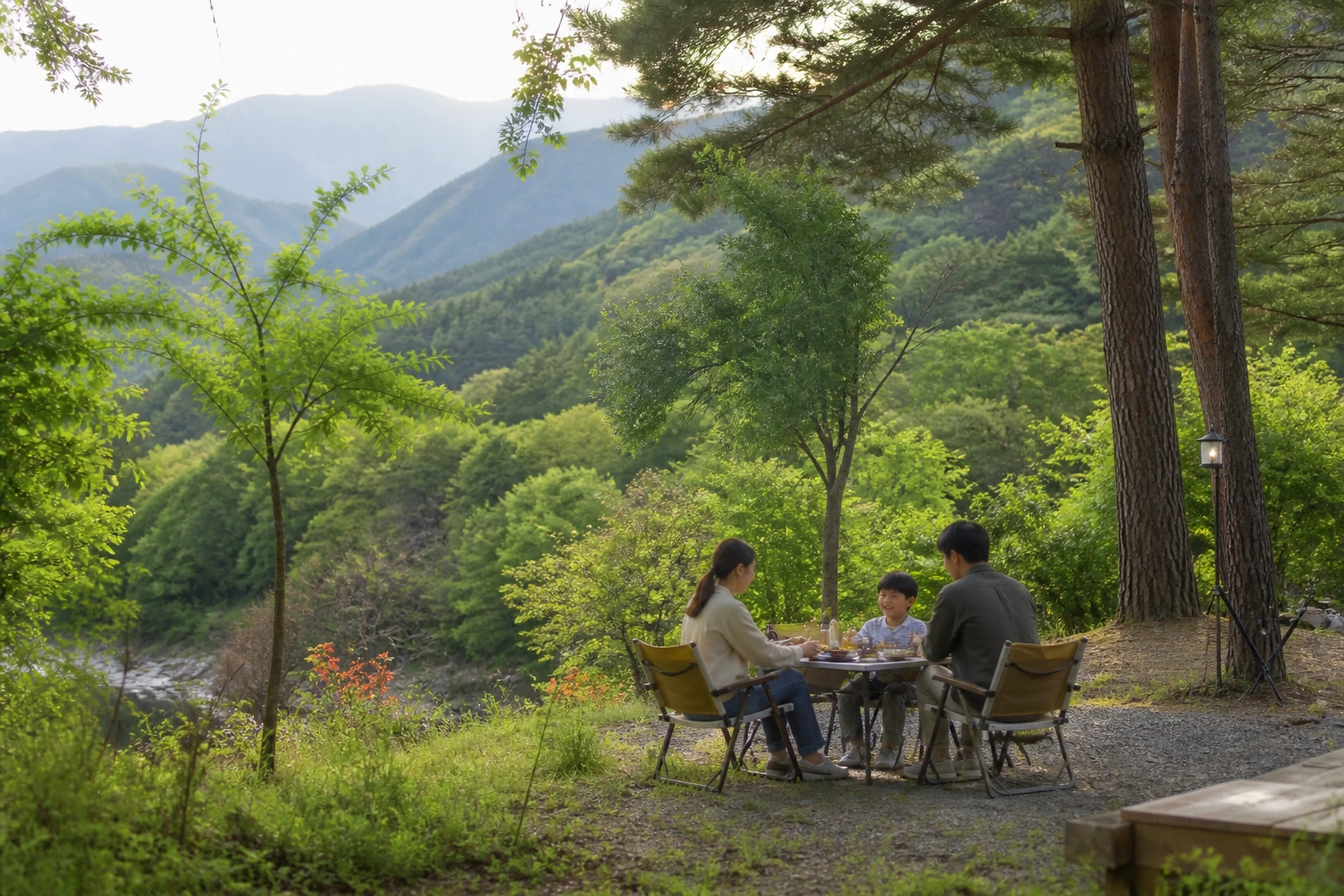 산청 지리산 자락의 쉬어가는 공간에서 가족이 점심 뒤 휴식과 간식을 즐기는 체류형 여행 장면