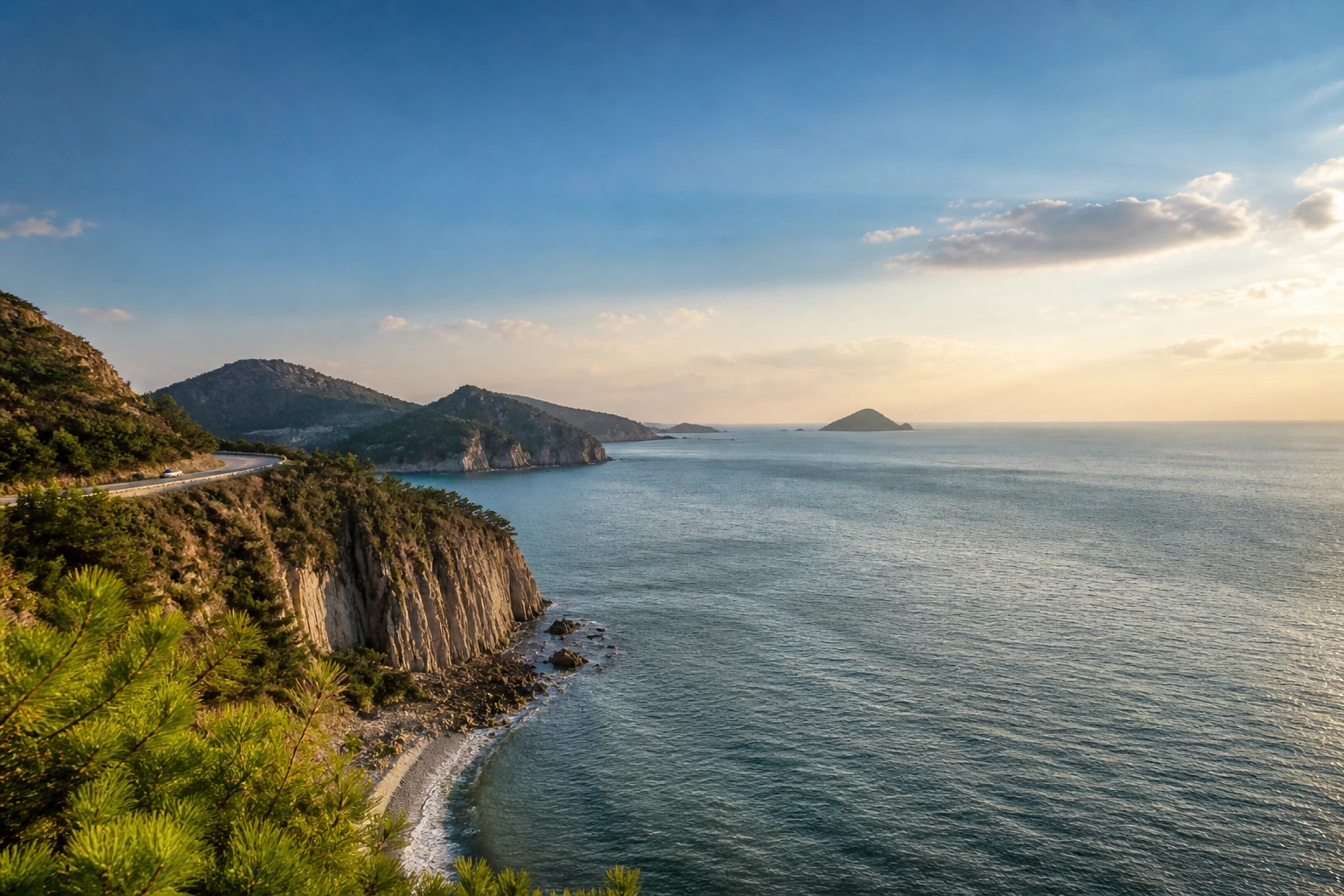 전북 부안 변산반도 격포권 해안의 푸른 바다와 절벽, 황금시간대에 내려다보는 조용한 해안 절경
