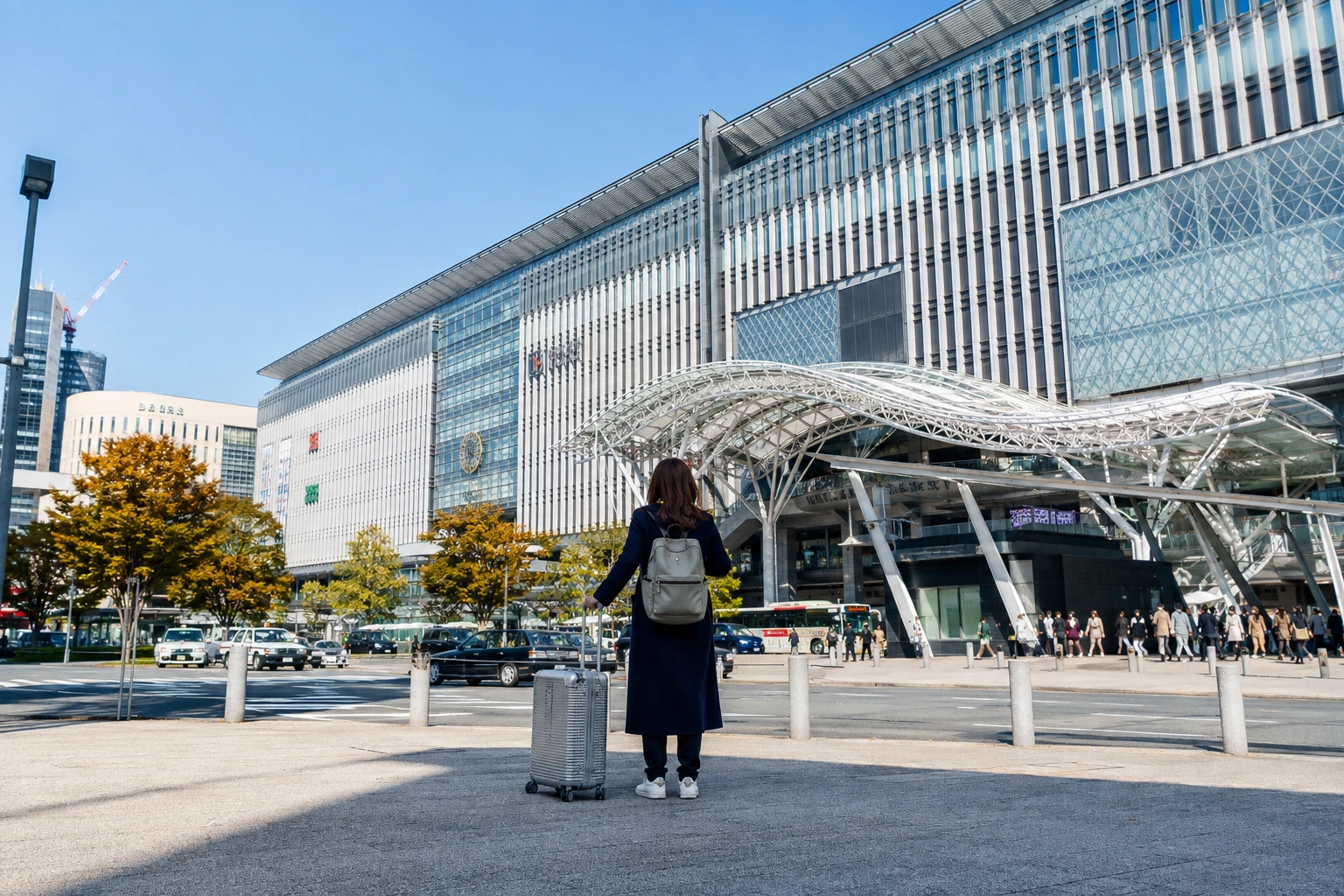 후쿠오카 하카타역 주변에서 캐리어를 끌고 첫 일정 동선을 정리하는 여행자와 아뮤플라자 하카타 풍경